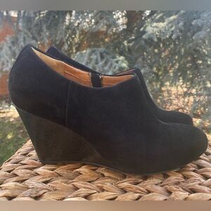 Clarks Black Suede & Patent Leather Wedge Heel inside zip Bootie Shoes. Size 9